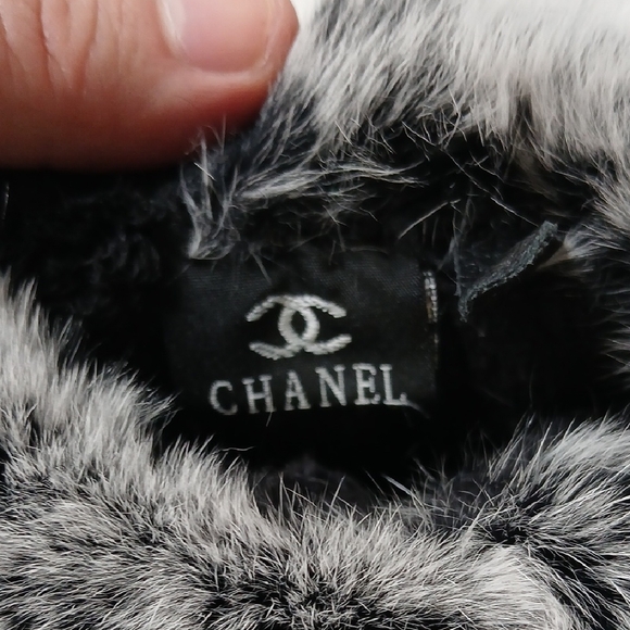 CHANEL Black Quilted Gloves with Faux Fur and Pearl - Picture 4 of 4
